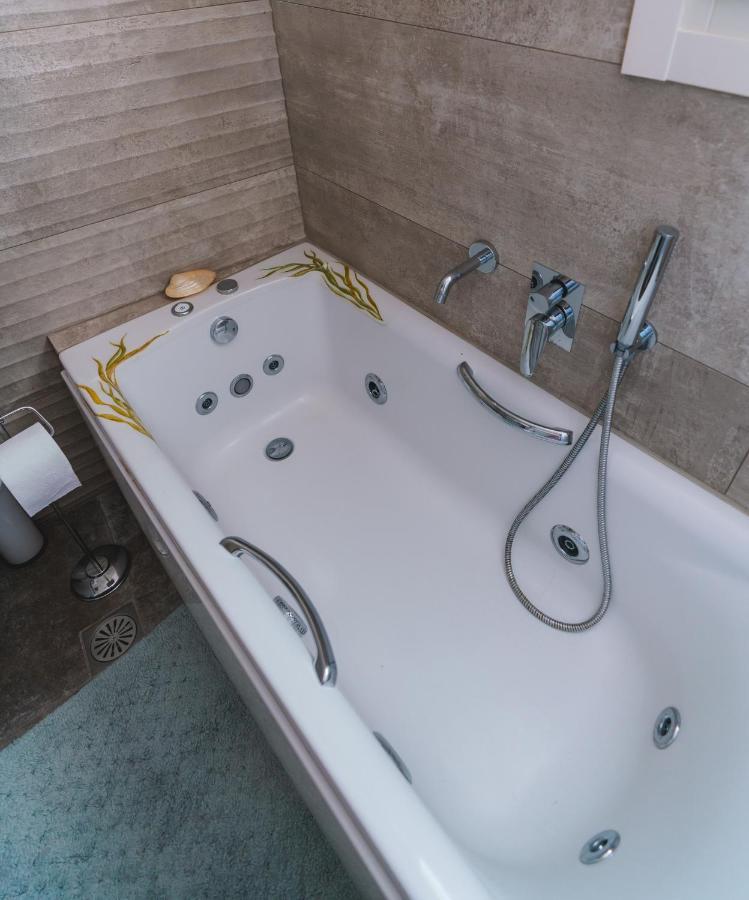 Appartamento Lux House With Outdoor Jacuzzi And Sea View In Santorini Emporio  Esterno foto