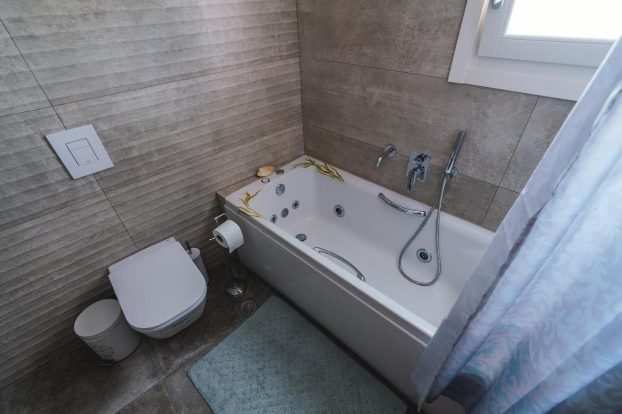 Appartamento Lux House With Outdoor Jacuzzi And Sea View In Santorini Emporio  Esterno foto